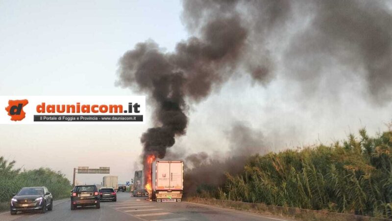 Incendio ad un semi rimorchio sulla SS16 nei pressi di Marina di Chieuti
