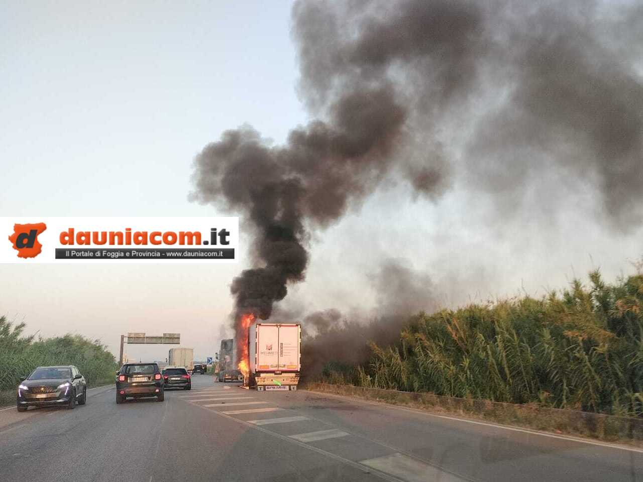 Incendio ad un semi rimorchio sulla SS16 nei pressi di Marina di Chieuti