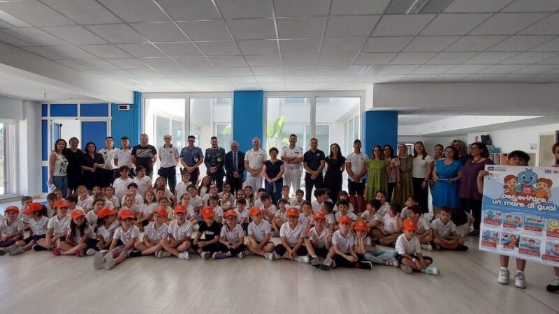 Sicurezza in spiaggia: consegnato  il manuale di buone pratiche a quattrocento bambini di Margherita di Savoia