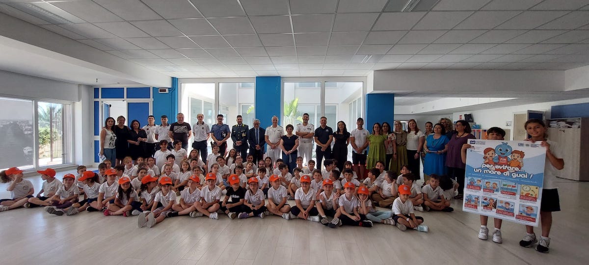 Sicurezza in spiaggia: consegnato  il manuale di buone pratiche a quattrocento bambini di Margherita di Savoia