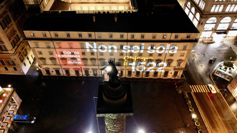 Giornata internazionale per l’eliminazione della violenza contro le donne, cerimonia di illuminazione a Roma a Palazzo Chigi
