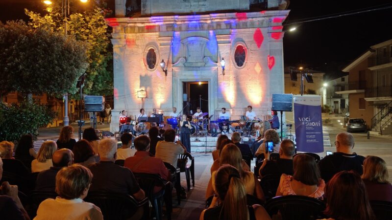 Giovani artisti rinnovano la tradizione popolare dauna : successo per Voci e suoni dal Gargano ai Monti Dauni