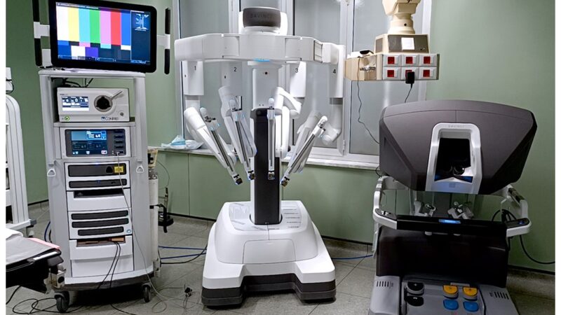 CHIRURGIA MINI-INVASIVA, INSTALLATA ALL’OSPEDALE ECCLESIASTICO CASA SOLLIEVO ANCHE LA QUARTA SERIE DEL PIÙ EVOLUTO ROBOT CHIRURGICO IN CIRCOLAZIONE