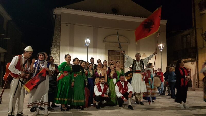 A Casalvecchio di Puglia prosegue Vëllazëria con spettacoli di cento musicisti, cantanti, poeti e danzatrici di otto formazioni folk arbëreshë domenica 18 settembre 2022 dalle ore 10.30