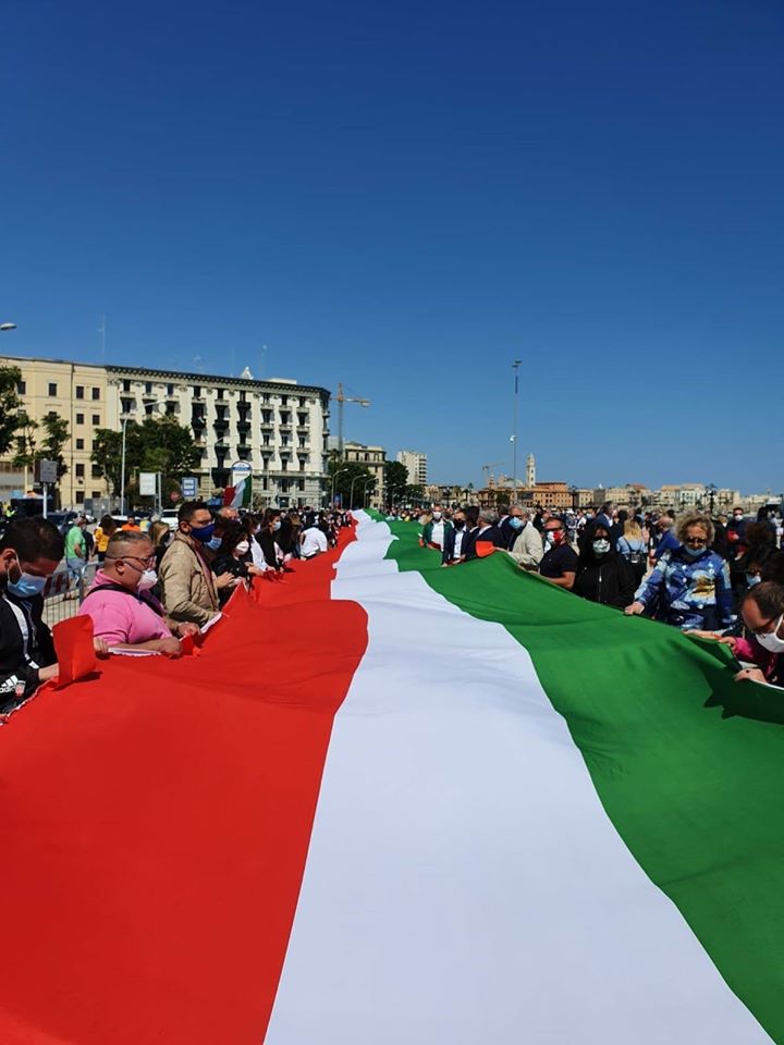 Il centrodestra da Bari: noi uniti, gli italiani liberi sono con noi