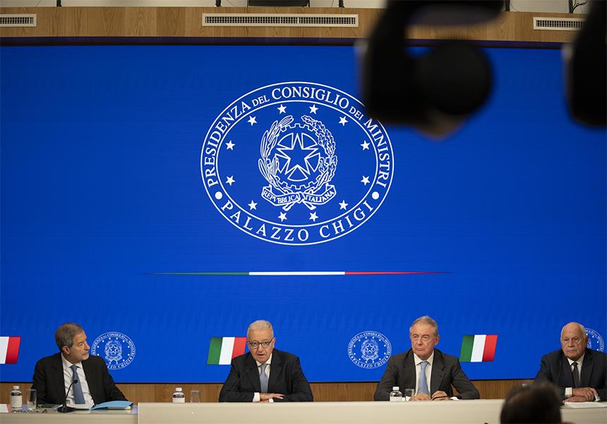 Il Consiglio dei Ministri ha approvato le misure urgenti per contrastare i fenomeni di violenza nei confronti di tutti gli operatori socio-sanitari. E’ stato introdotto anche il reato di danneggiamento commesso all’interno o nelle pertinenze di strutture sanitarie o socio-sanitarie residenziali o semiresidenziali pubbliche e private