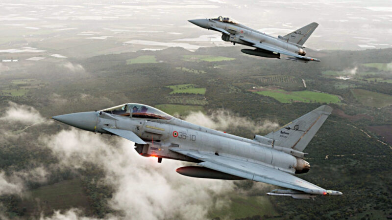 Boati improvvisi nel cielo della Capitanata: scortato dagli Eurofighter sui cieli dauni il Boeing 787 dell’American Airlines per allarme bomba con atterraggio d’emergenza a Roma. Era partito da New York e diretto a New Delhi