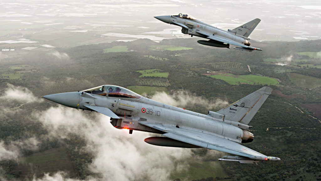 Boati improvvisi nel cielo della Capitanata: scortato dagli Eurofighter sui cieli dauni il Boeing 787 dell’American Airlines per allarme bomba con atterraggio d’emergenza a Roma. Era partito da New York e diretto a New Delhi