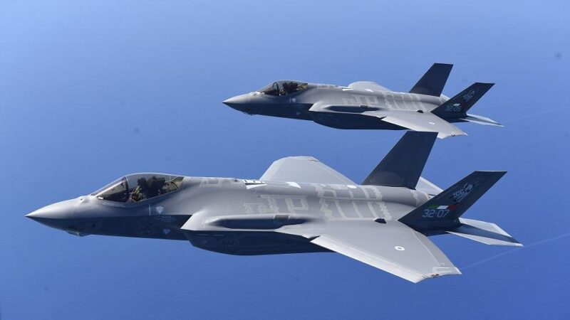 Aereo di linea Boeing 787 proveniente dal Kenya e diretto a Roma perde contatti radio: si alzano in volo due F-35A del 32° Stormo dell’ Aeronautica Militare dalla base Amendola di Foggia