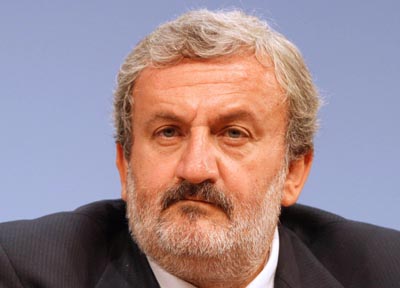 Michele Emiliano è il nuovo governatore della Puglia, vittoria ampiamente prevista dai sondaggi. Centro destra diviso e boom del M5S. Astensionismo alle stelle: non ha votato un elettore su due.