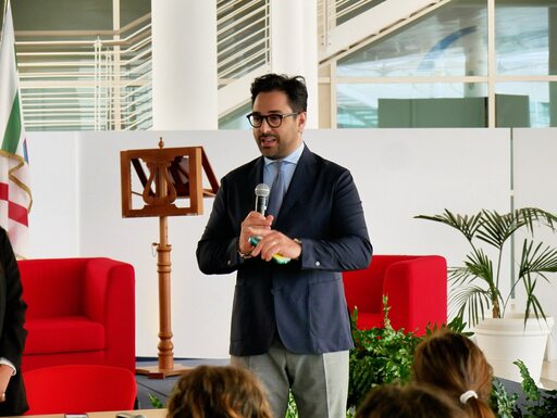 DECARO ROMPE IL SILENZIO, CERA: SI PROFESSA NUOVO MA RESTA NEL SISTEMA CHE CRITICA. SI CANDIDI NEL CENTRODESTRA SE VUOLE DAVVERO COMBATTERE I SUOI PREDECESSORI