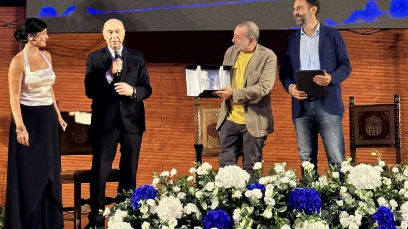 Terminata con successo a Foggia la quinta edizione del Premio Nazionale Letterario I Fiori Blu condotto da Neri Marcorè