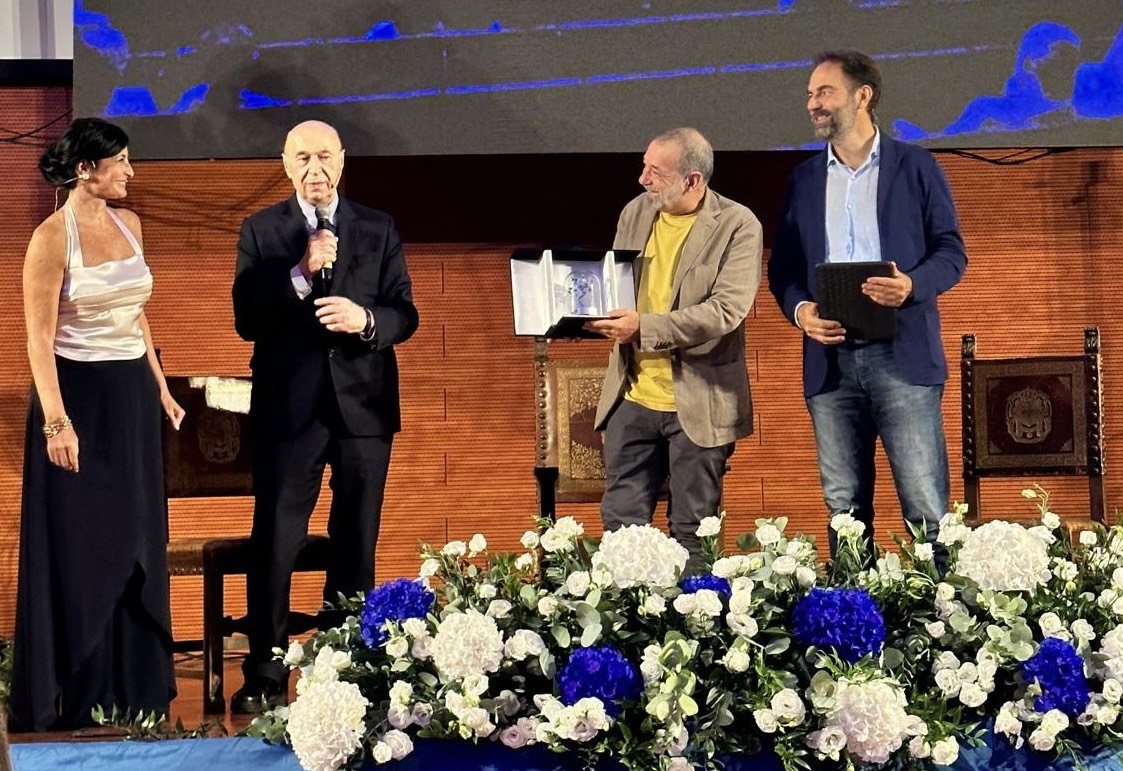 Terminata con successo a Foggia la quinta edizione del Premio Nazionale Letterario I Fiori Blu condotto da Neri Marcorè