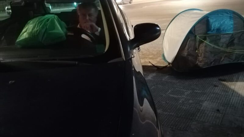 Protesta di Tutolo a Bari, dopo la prima notte in strada si prepara per la seduta del Consiglio. Il presidio rimane