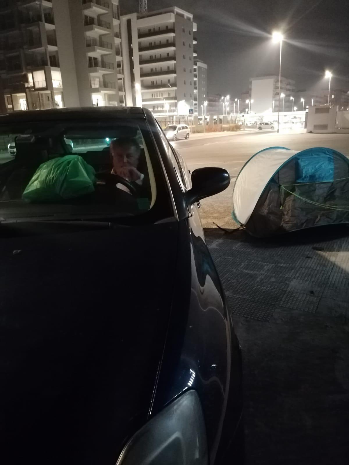 Protesta di Tutolo a Bari, dopo la prima notte in strada si prepara per la seduta del Consiglio. Il presidio rimane